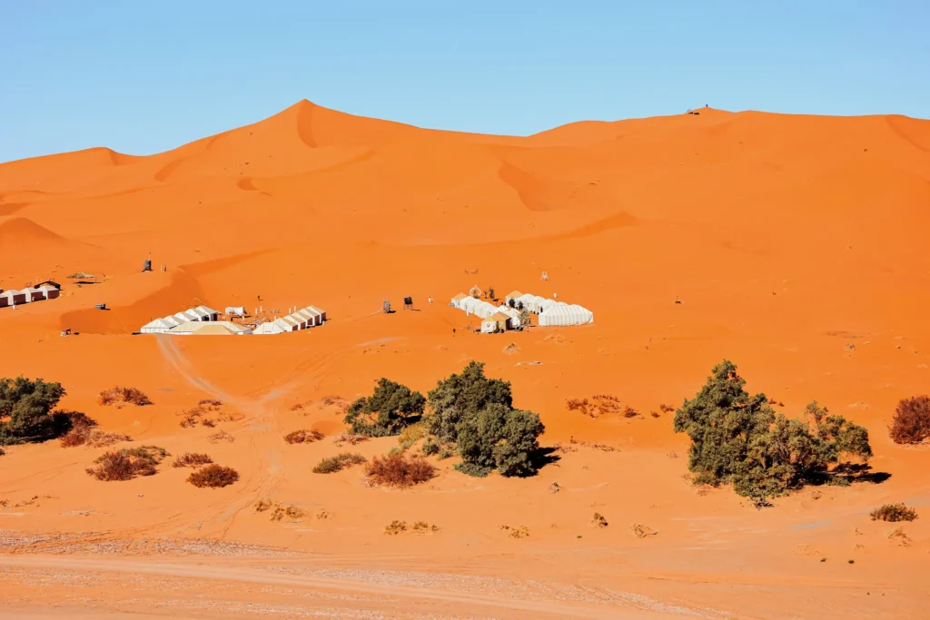 campements de tentes dans le désert de merzouga