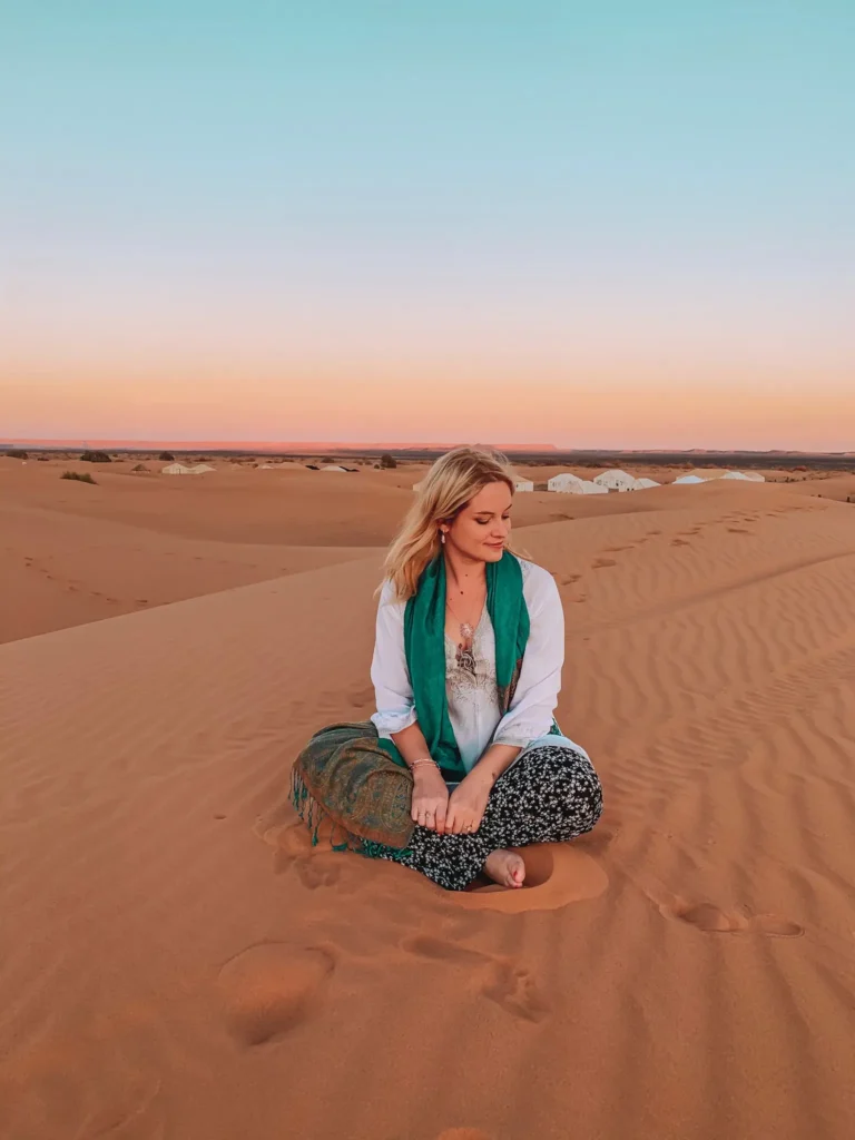 coucher de soleil dans le désert de merzouga