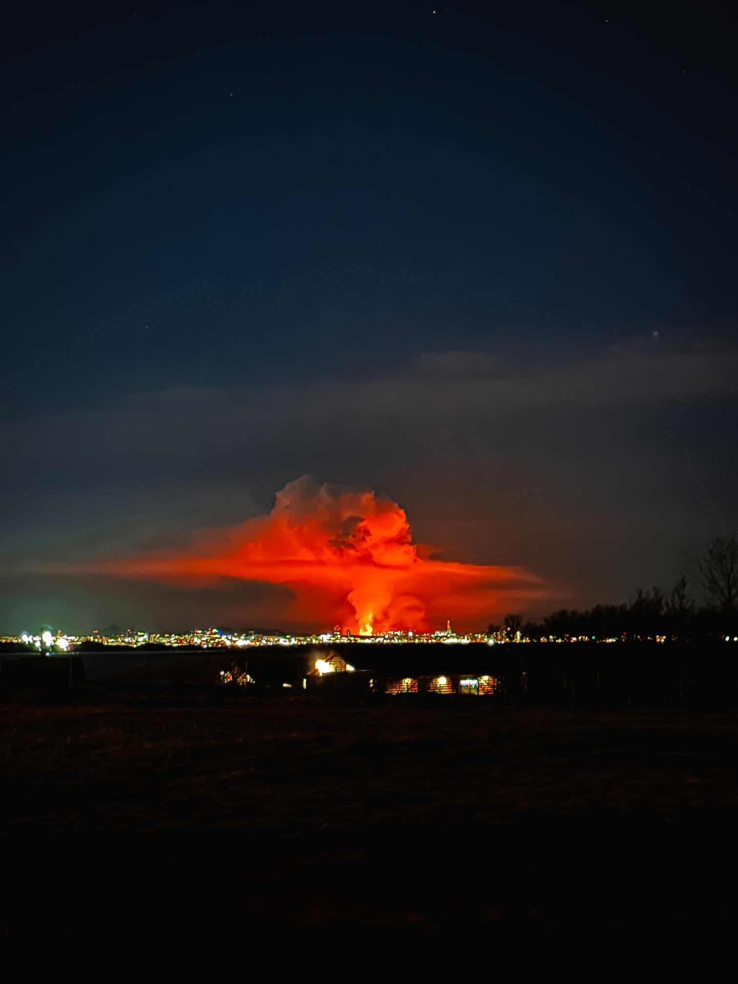 volcan en éruption