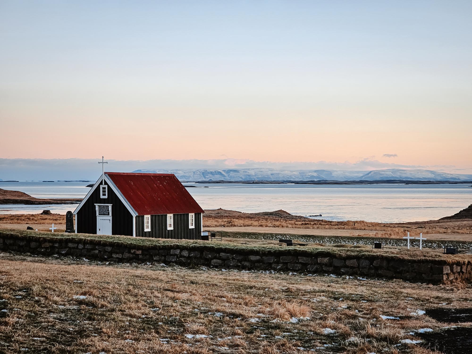 petite église au bord de l'eau