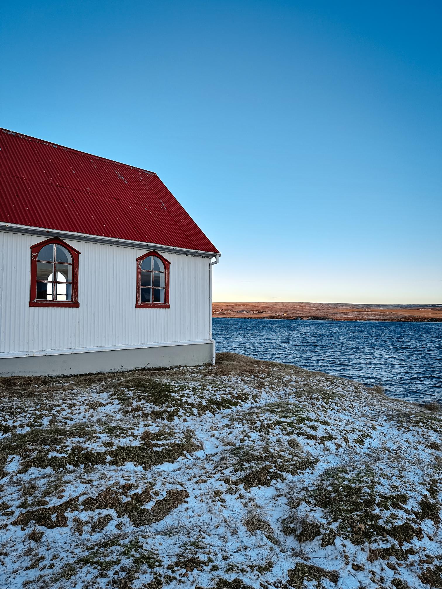 église au bord de l'eau