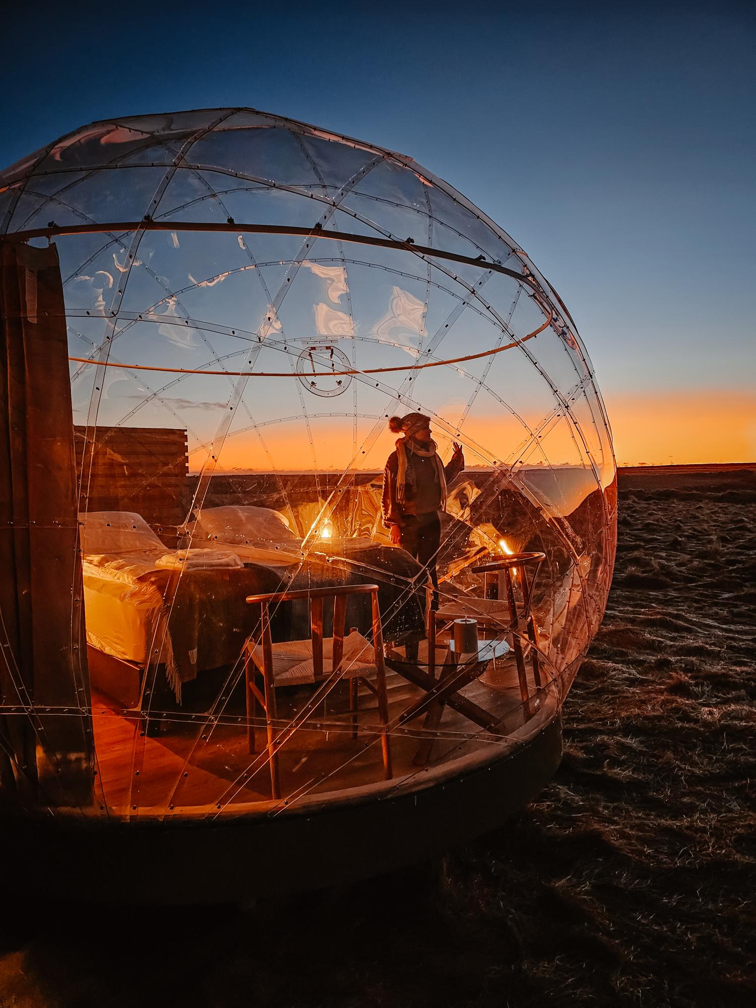 aurora igloo au coucher de soleil