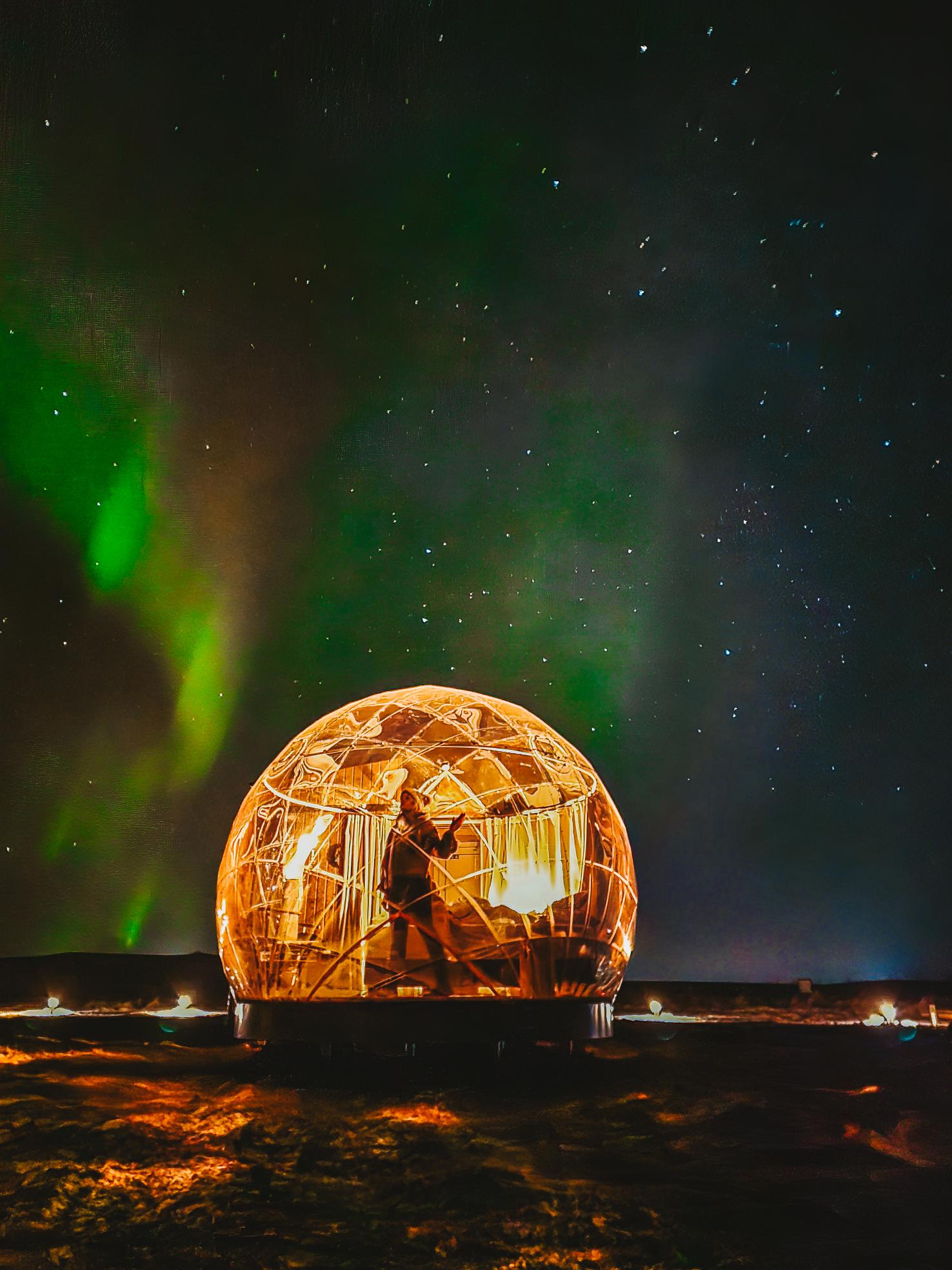 aurore boreale au dessus de notre igloo