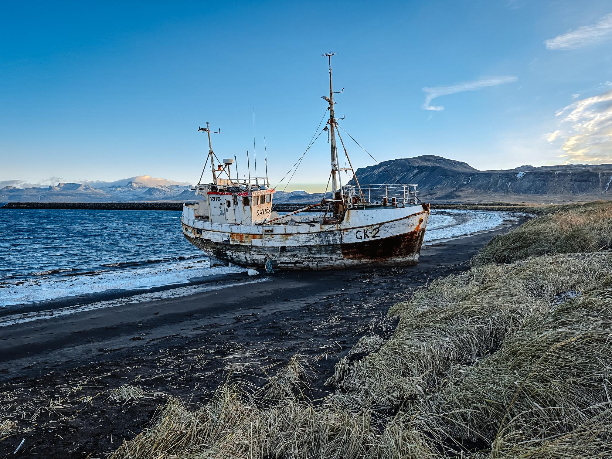 bateau échoué sur la plage