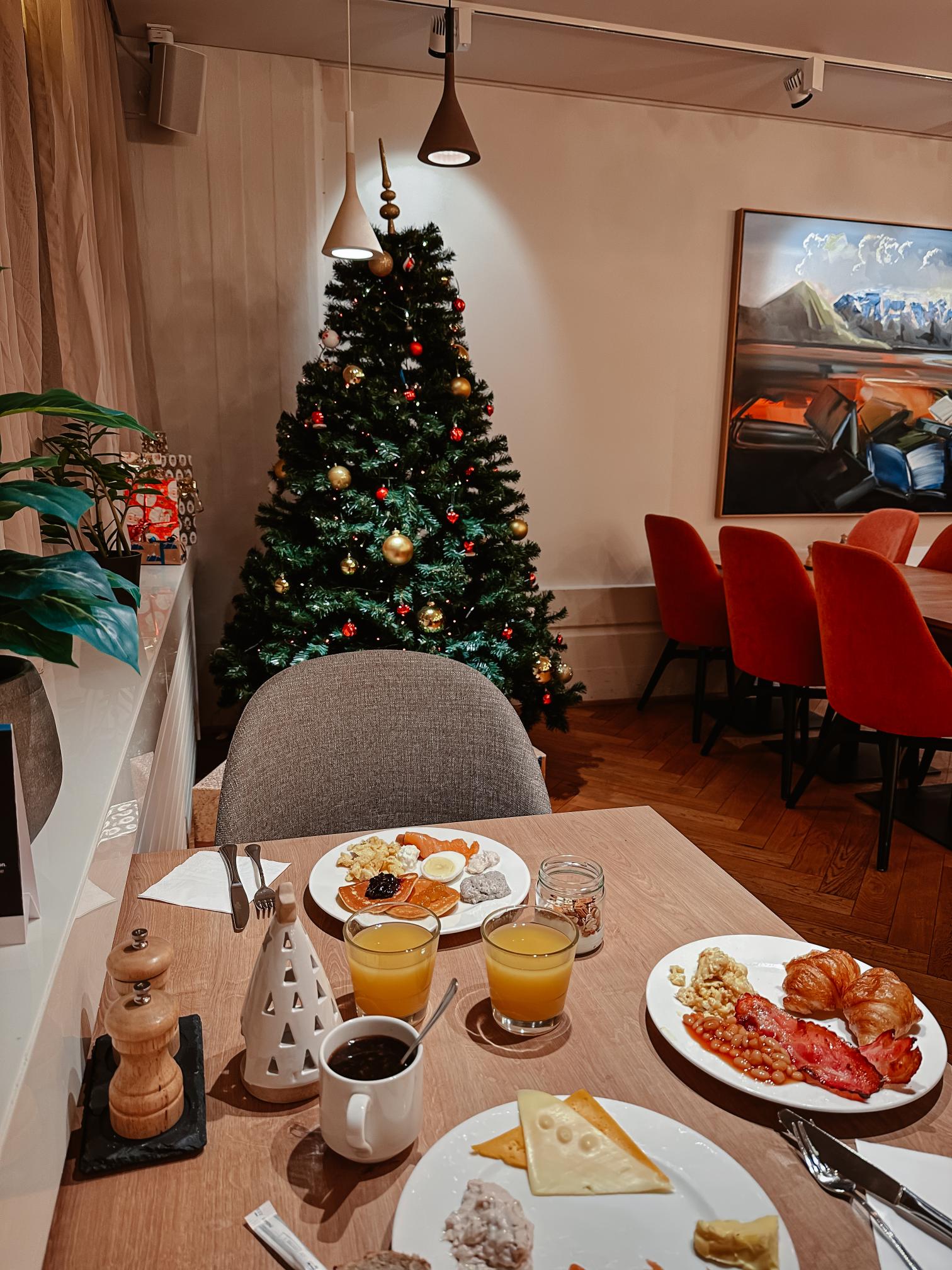 petit déjeuner et sapin de Noel