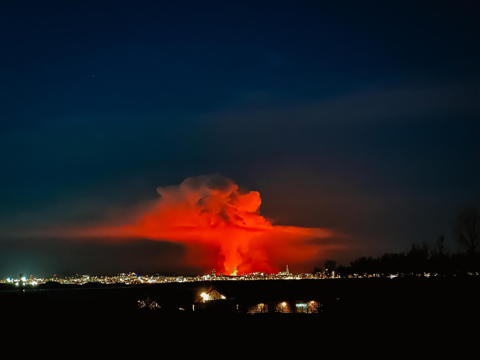 volcan en éruption