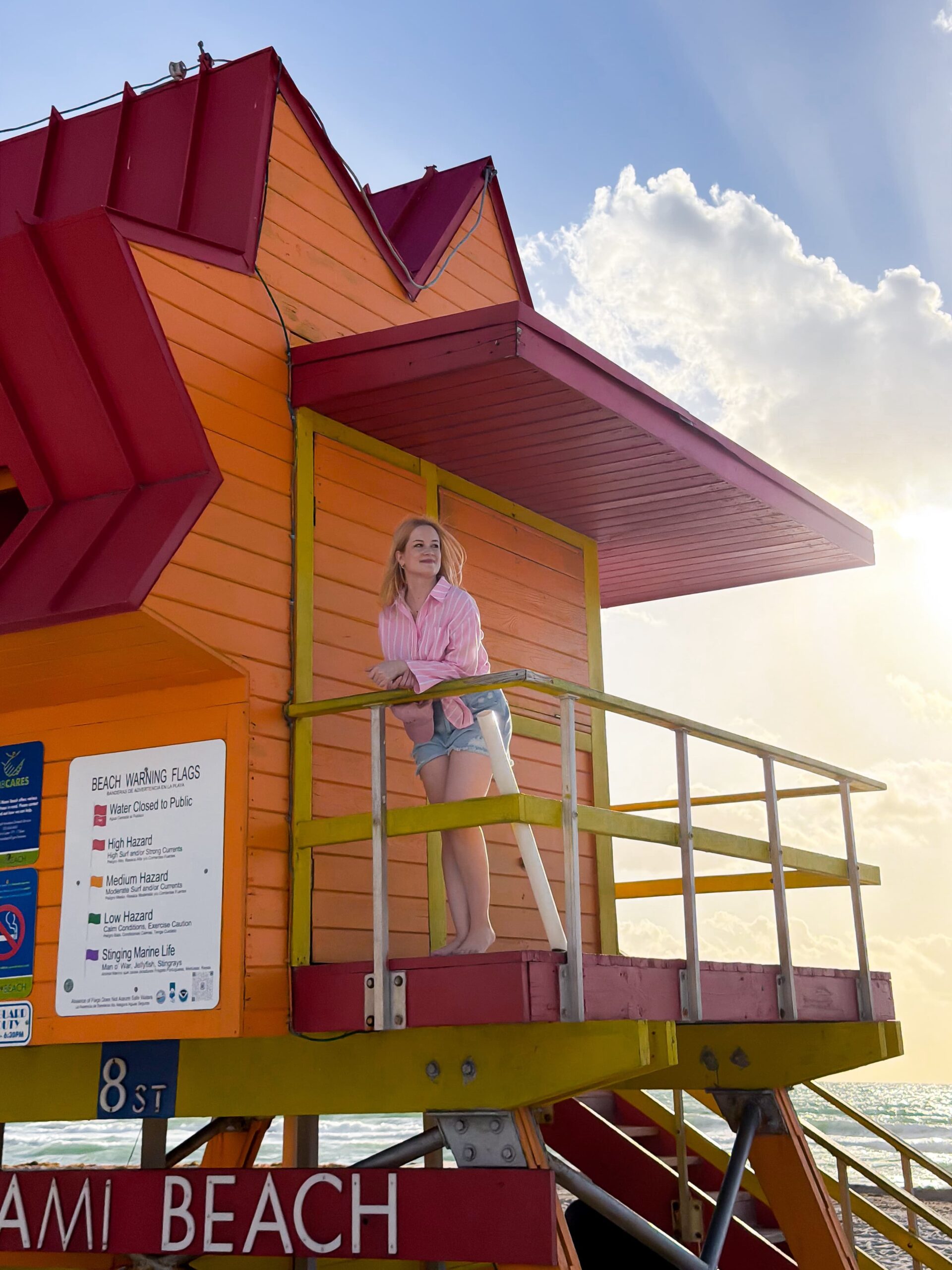 lifeguard tower orange et jaune