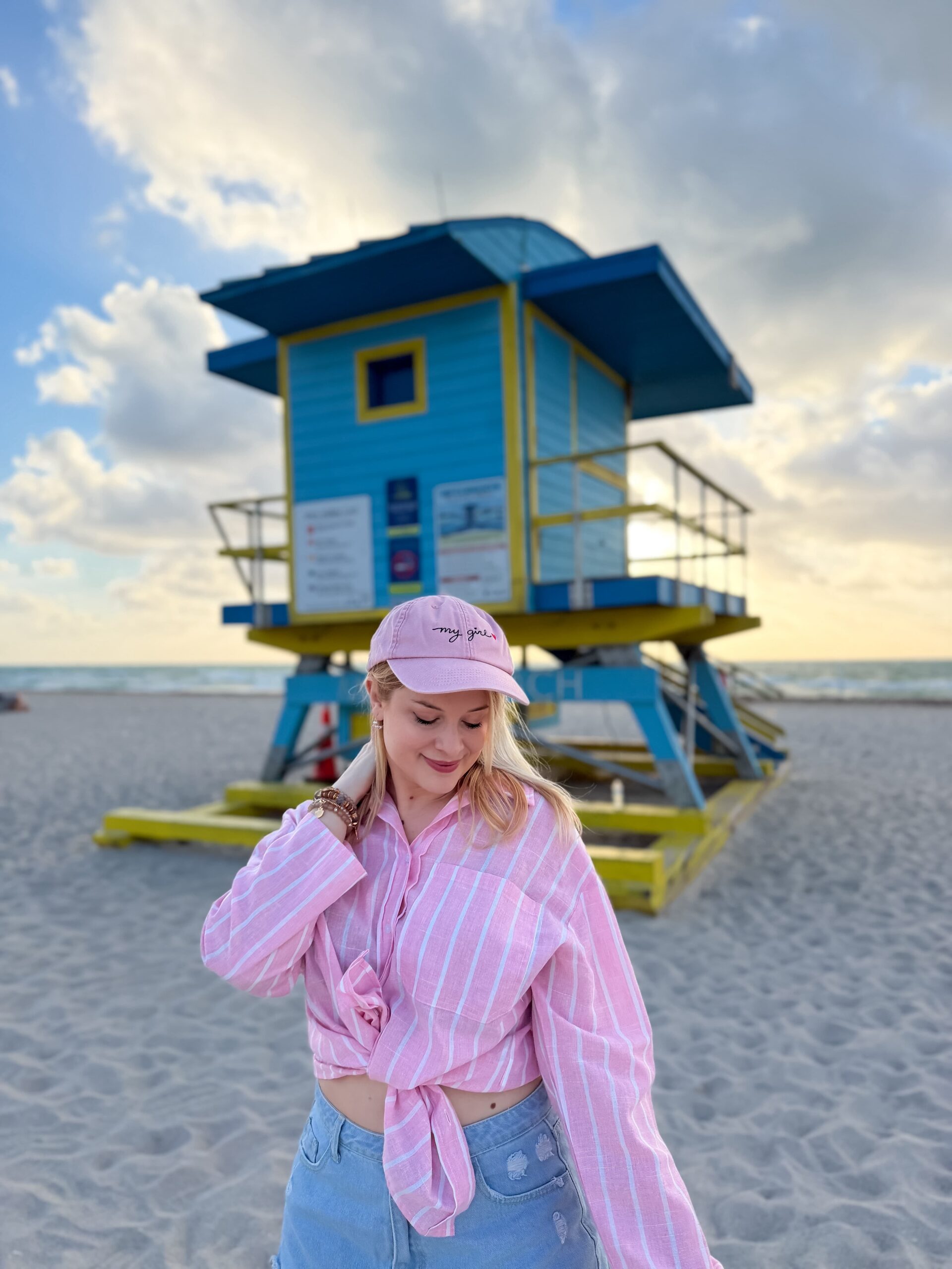 lifeguard tower bleue et jaune
